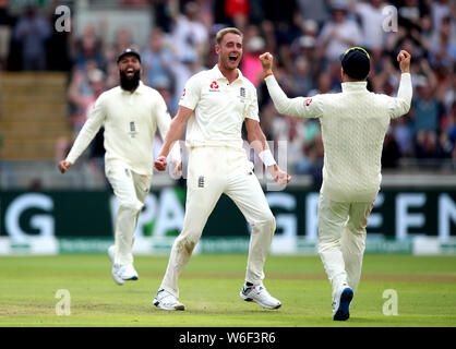 L'Angleterre Stuart large (centre) célèbre en tenant le wicket de position de l'Australie, Steve Smith, mais elle est écartée après l'examen au cours de la première journée de la cendre test match à Edgbaston, Birmingham. Banque D'Images