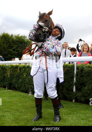 Khadijah Mellah après avoir remporté la Coupe du Magnolia sur Haverland durant la troisième journée du Festival Goodwood Qatar à Goodwood Hippodrome, Chichester. Banque D'Images