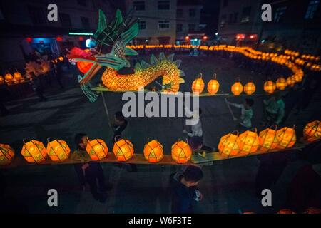 Les artistes interprètes ou exécutants effectuer la danse du dragon en vue de la prochaine fête des Lanternes, également connu sous le nom de Xiao Yuan Yuan Xiao Jie ou Festival, dans le comté de Changting, sud Banque D'Images