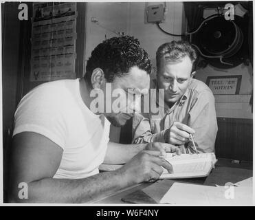 La victoire à bord d'un navire en route vers la zone de guerre du Pacifique, second comte Stanfield entraîneurs Bos'n Maxie Weisbarth (avec moustaches) dans les mystères de la navigation., ca. 1941 - ca. 1945 Banque D'Images