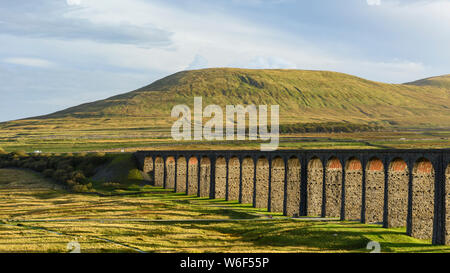 La lumière du soleil du soir & ombres sur la campagne pittoresque, arcs de Ribblehead Viaduc & les maures de Park Hill est tombé - North Yorkshire Dales, England, UK. Banque D'Images