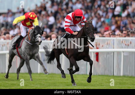 Dandy Mag monté par David Mullins (à droite) sur la façon de gagner la course au cours de la Guinness débutants jour 4 du Festival d'été de 2019 à l'Hippodrome de Galway. Banque D'Images