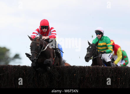 Dandy Mag monté par David Mullins (gauche) sur la façon de gagner la course au cours de la Guinness débutants jour 4 du Festival d'été de 2019 à l'Hippodrome de Galway. Banque D'Images