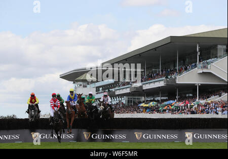 Dandy Mag monté par David Mullins (deuxième à gauche) sur la façon de gagner la course au cours de la Guinness débutants jour 4 du Festival d'été de 2019 à l'Hippodrome de Galway. Banque D'Images