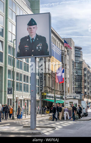 BERLIN, ALLEMAGNE - 26 septembre 2018 : point de vue d'un lieu touristique avec une image d'un soldat américain à la frontière du mur de Berlin historique Banque D'Images