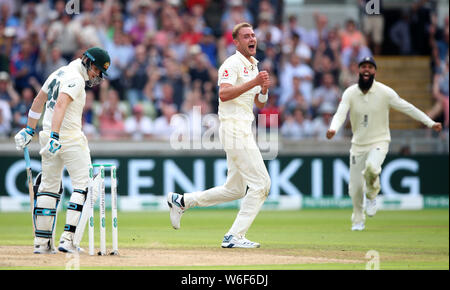 L'Angleterre Stuart large (centre) célèbre en tenant le wicket de position de l'Australie, Steve Smith, mais elle est écartée après l'examen au cours de la première journée de la cendre test match à Edgbaston, Birmingham. Banque D'Images