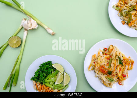 Style asiatique Pad Thai au poulet avec légumes et les nouilles de Repas Banque D'Images