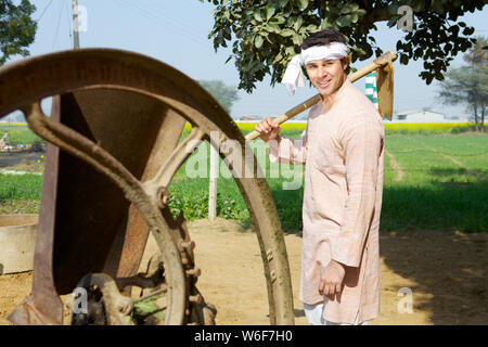 Agriculteur avec une houe Banque D'Images