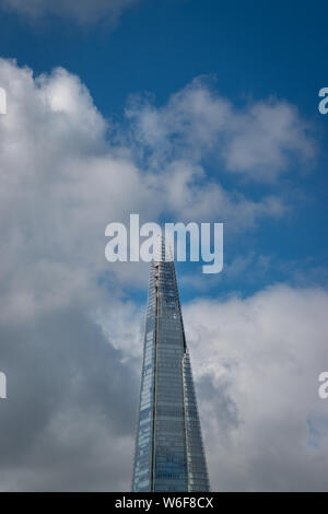 Londres, Royaume-Uni - 12 août 2017 : Sommet de la gratte-ciel Shard à Londres, au Royaume-Uni au cours de l'été jour devant un ciel nuageux Banque D'Images