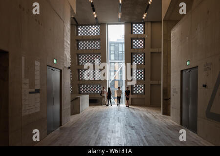 Londres, Royaume-Uni - 13 août 2017 : les personnes au niveau 4 du bâtiment, Blavatnik Tate Modern, à Londres, Royaume-Uni Banque D'Images