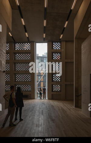 Londres, Royaume-Uni - 13 août 2017 : les personnes au niveau 4 du bâtiment, Blavatnik Tate Modern, à Londres, Royaume-Uni Banque D'Images