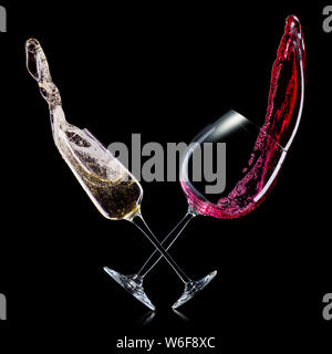 Ensemble de verres à vin et champagne sur isolé sur un fond noir Banque D'Images