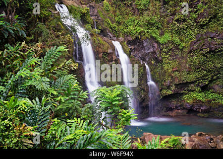 La Waikani chutes parmi la luxuriante forêt tropicale est l'une des nombreuses cascades qui se trouve le long de la route de Hana sur l'île de Maui. Banque D'Images