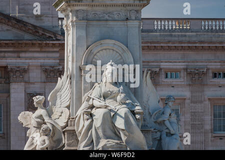 Statue d'un trône la reine Victoria, partie de Victoria Memorial devant le palais de Buckingham dans la ville de Londres, Royaume-Uni Banque D'Images