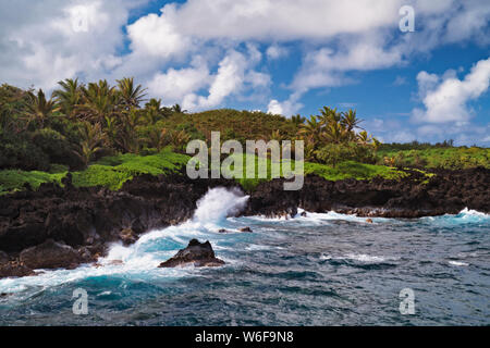 La Waikani chutes parmi la luxuriante forêt tropicale est l'une des nombreuses cascades qui se trouve le long de la route de Hana sur l'île de Maui. Banque D'Images