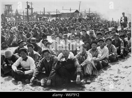 À l'Organisation des Nations Unies' camp de prisonniers de guerre à Pusan, les prisonniers sont assemblés dans l'un des composés du camp. Le camp contient à la fois des communistes chinois et nord-coréens détenus. ; notes générales : utilisation de la guerre et des conflits Nombre 1496 lors de la commande d'une reproduction ou demande d'informations sur cette image. Banque D'Images