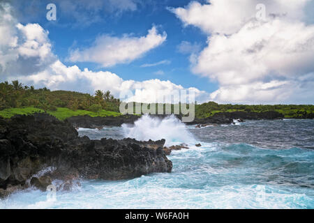 La Waikani chutes parmi la luxuriante forêt tropicale est l'une des nombreuses cascades qui se trouve le long de la route de Hana sur l'île de Maui. Banque D'Images