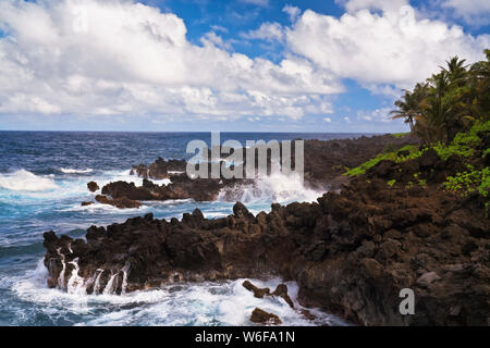 La Waikani chutes parmi la luxuriante forêt tropicale est l'une des nombreuses cascades qui se trouve le long de la route de Hana sur l'île de Maui. Banque D'Images