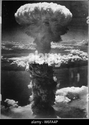 Nuage atomique s'élève au-dessus de Nagasaki, Japon ; Portée et contenu : la légende originale : une colonne de fumée dense s'élève à plus de 60 000 pieds en l'air sur le port japonais de Nagasaki, le résultat d'une bombe atomique, la deuxième jamais utilisé en temps de guerre, sont tombées sur le centre industriel, le 8 août 1945, d'un B-29 Superfortress. Notes générales : nuage atomique s'élève au-dessus de Nagasaki (Q55437339) Banque D'Images