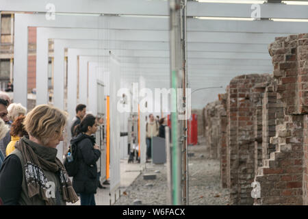 BERLIN, ALLEMAGNE - 26 septembre 2018 : l'intérieur et point de vue horizontal d'une femme regardant un extérieur et l'exposition temporaire de la "Topographie Banque D'Images