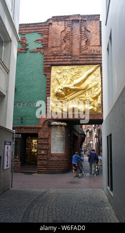 Bremen, Allemagne - Der Lichtbringer (Porteur de Lumière) golden relief sur Bottcherstrasse en vieille ville Banque D'Images