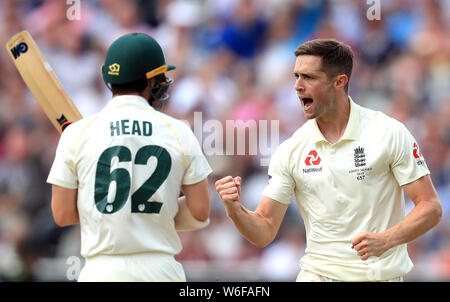 L'Angleterre Chris Woakes (à droite) célèbre en tenant le wicket de l'Australie en tête de Travis au cours de la première journée de la cendre test match à Edgbaston, Birmingham. Banque D'Images