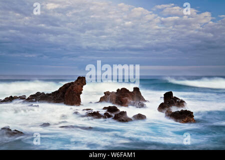 Des vagues de tempête smash contre le rivage de lave à Nakalele Point sur l'île de Maui. Banque D'Images