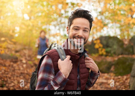 Joli couple de la randonnée à travers la forêt en automne au Canada Banque D'Images