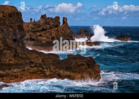 Des vagues de tempête smash contre le rivage de lave à Nakalele Point sur l'île de Maui. Banque D'Images