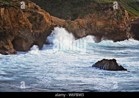 Printemps le lever du soleil sur la baie de Monterey en Californie sur la péninsule de Monterey avec fierté en fleurs de Madera. Banque D'Images