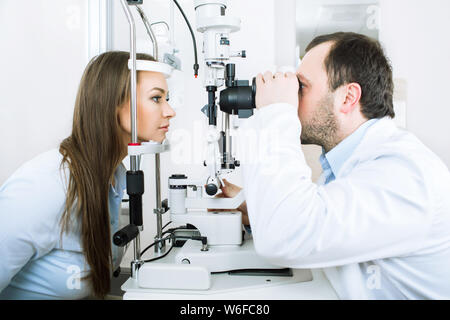 Eye doctor examining patient de sexe féminin Banque D'Images