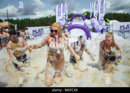 Kostrzyn Nad Odra, Pologne. 06Th Aug 2019. Les visiteurs se trouvent à la mousse party au motif de la Pol'et'Rock Festival jusqu'à leurs hanches en mousse sale. Le festival gratuit pour les visiteurs aura lieu du 01.08.2019 au 03.08.2019 pour la 25e fois à Kostrzyn nad Odra. Credit : Gregor Fischer/dpa/Alamy Live News Banque D'Images