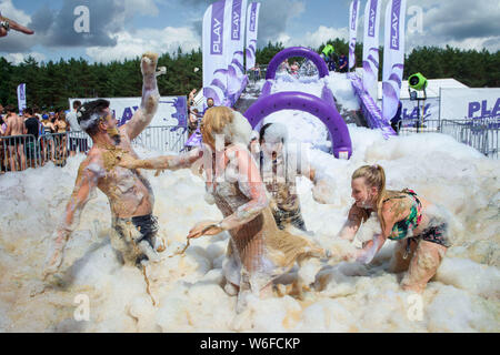 Kostrzyn Nad Odra, Pologne. 06Th Aug 2019. Les visiteurs se trouvent à la mousse party au motif de la Pol'et'Rock Festival jusqu'à leurs hanches en mousse sale. Le festival gratuit pour les visiteurs aura lieu du 01.08.2019 au 03.08.2019 pour la 25e fois à Kostrzyn nad Odra. Credit : Gregor Fischer/dpa/Alamy Live News Banque D'Images