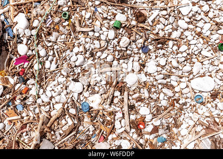 La pollution de la plage, le plastique et les déchets de la mer sur la plage Banque D'Images