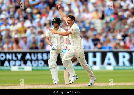 L'Angleterre Chris Woakes (à droite) célèbre en tenant le wicket de l'Australie en tête de Travis au cours de la première journée de la cendre test match à Edgbaston, Birmingham. Banque D'Images