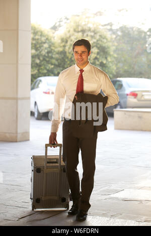 Businessman walking with suitcase Banque D'Images