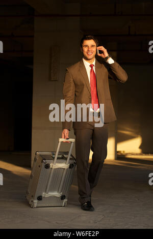 Businessman walking with suitcase Banque D'Images