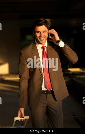 Businessman talking on mobile phone Banque D'Images