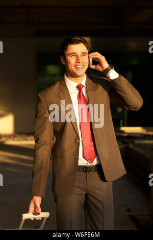 Businessman talking on mobile phone Banque D'Images