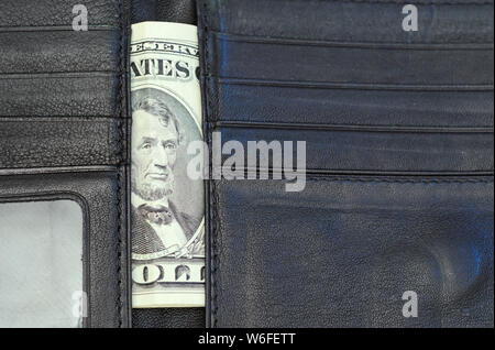 Cinq dollar bill in wallet Banque D'Images