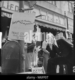 Berkeley, Californie. Université de Californie la paix étudiant grève. Les élèves écoutent l'orateur à la grève de la paix Banque D'Images