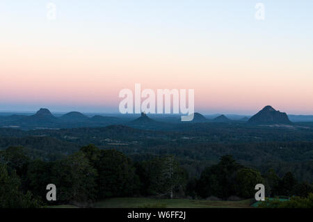 Soleil sur l'hiver maison de verre dans les montagnes de l'arrière-pays du Queensland, Australie. Ces montagnes ont été nommés après R.N Le Capitaine James Cook o Banque D'Images