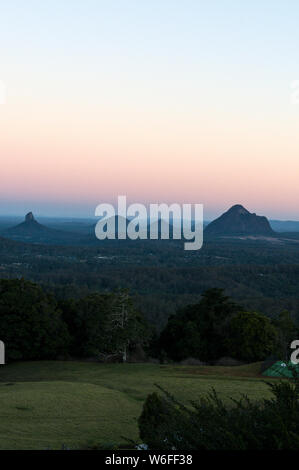 Soleil sur l'hiver maison de verre dans les montagnes de l'arrière-pays du Queensland, Australie. Ces montagnes ont été nommés après R.N Le Capitaine James Cook o Banque D'Images