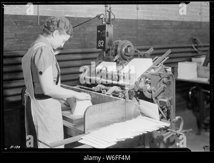 Beulah Wilhelm, Wanola 205 Street, Kingsport, Tennessee. L'habileté et l'expérience sont nécessaires pour cette opération-- machine de basculer. L'opérateur a eu huit ans d'expérience dans la presse Kingsport, cinq ans sur cette opération. Comme beaucoup d'autres à l'usine, elle a été élevé sur une ferme. Banque D'Images