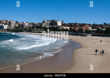 Une large plage de sable circulaire à Coogee est une banlieue de Sydney en Nouvelle-Galles du Sud, en Australie. Banque D'Images