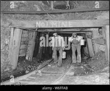 Sergent Blaine, à gauche, s'échappe de la mine à la fin de la journée de travail. P V & K Coal Company, trèfle, mine l'écart Lejunior, Harlan County, Kentucky. Banque D'Images