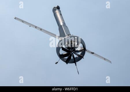 La Marine américaine une verticale VBAT le décollage et l'atterrissage du système aérien sans pilote drone lance depuis la cabine de pilotage de l'armée expéditionnaire de la commande de transport maritime transport rapide navire USNS lance le 24 juillet 2019 dans l'océan Atlantique au large des côtes de la Floride. Le VBAT SAMU permet d'améliorer la détection et la surveillance à l'appui des missions de lutte contre les stupéfiants dans les Caraïbes et le Pacifique Est. Banque D'Images