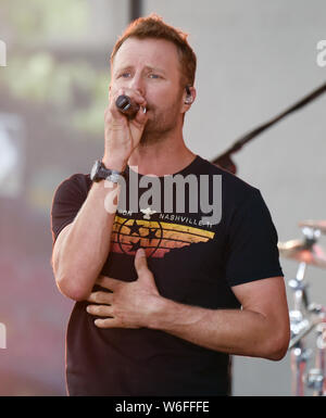 New York, NY, USA. 1er août 2019. Dierks Bentley joue sur NBC's "Aujourd'hui" du Rockefeller Plaza, 01 août 2019 à New York. Crédit : John Palmer/media/Alamy Punch Live News Banque D'Images