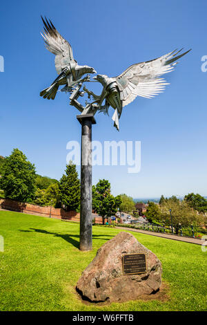 Le Malvern Busards Metal Sculpture dans le jardin de roses à Great Malvern, Worcestershire, Angleterre. Banque D'Images