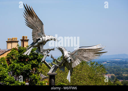 Le Malvern Busards Metal Sculpture dans le jardin de roses à Great Malvern, Worcestershire, Angleterre. Banque D'Images